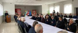 powitanie przez komendanta powiatowego w tle zaproszeni goście i druhowie OSP