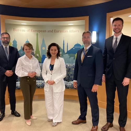 Pięć osób stoi obok siebie. Druga od lewej stoi wiceminister Jadwiga Emilewicz. 