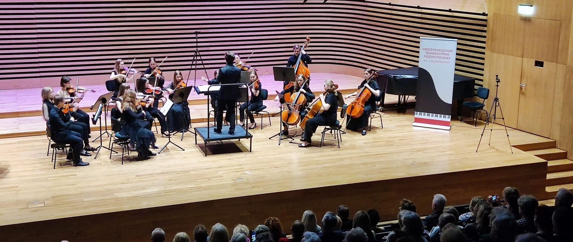  na scenie gra Orkiestra Kameralna MAXIME pod batutą Andrzeja Mandryki
