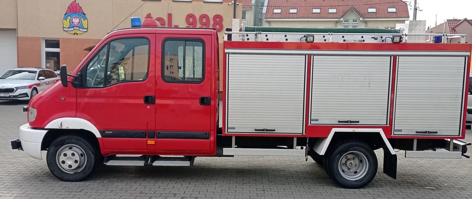 Zdjęcie przedstawia samochód strażacko od OSP Chodzież dla strażaków z Ukrainy.
W tle budynek.
