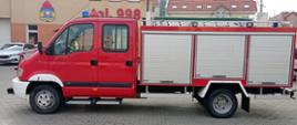 Zdjęcie przedstawia samochód strażacko od OSP Chodzież dla strażaków z Ukrainy.
W tle budynek.
