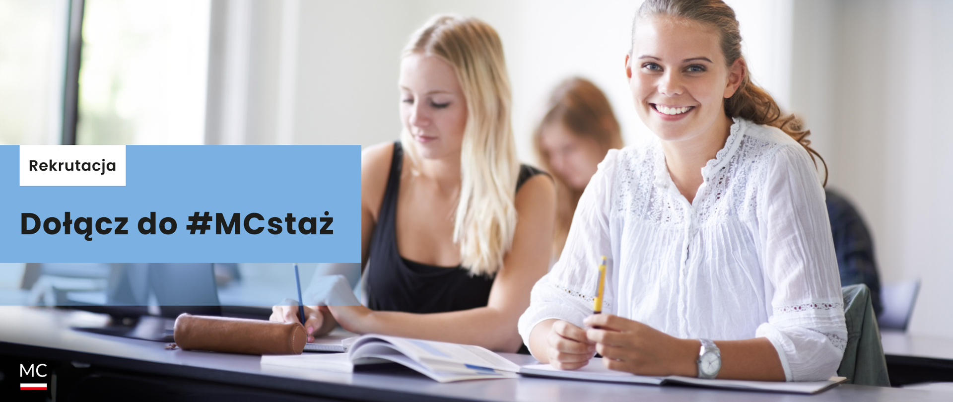 Na zdjęciu siedzą dwie uśmiechnięte młode kobiety. W lewy dolny rogu znajduje się logo Ministerstwa Cyfryzacji. A nad nim na niebieskim prostokącie napis - Dołącz do #MCstaż