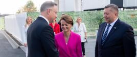 Wiceminister Jadwiga Emilewicz wita się z prezydentem RP Andrzejem Dudą. 