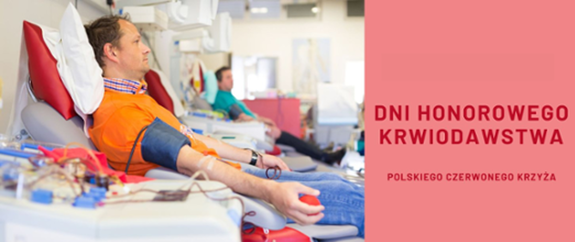 Po lewej stronie umieszczono zdjęcie sali krwiodawstwa gdzie dwoje ludzi są podłączeni do aparatury pobierającej im krew. Po prawej stronie na różowym tle umieszczono napis w kolorze czerwonym "DNI HONOROWEGO KRWIODAWSTWA POLSKIEGO CZERWONEGO KRZYŻA"