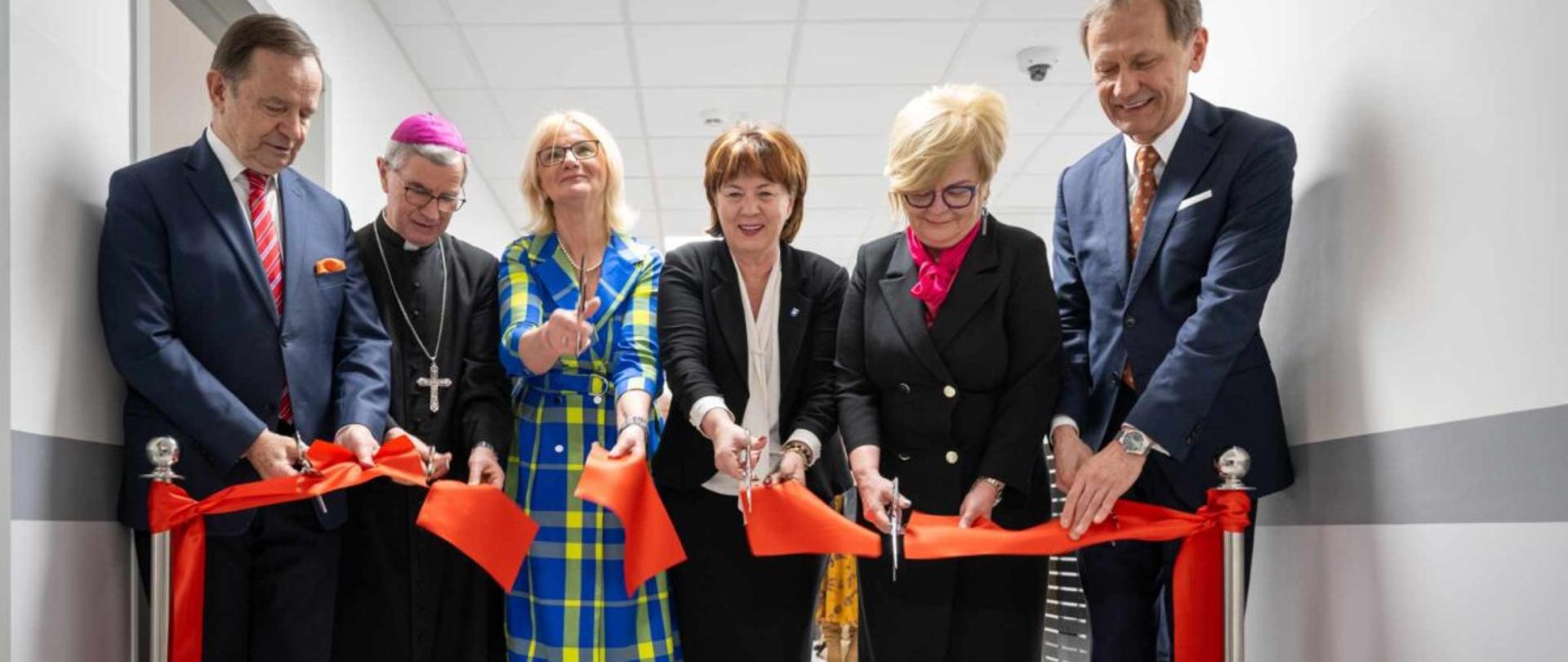 Uczestnicy otwarcia zmodernizowanego oddziału ortopedii podczas przecinania wstęgi