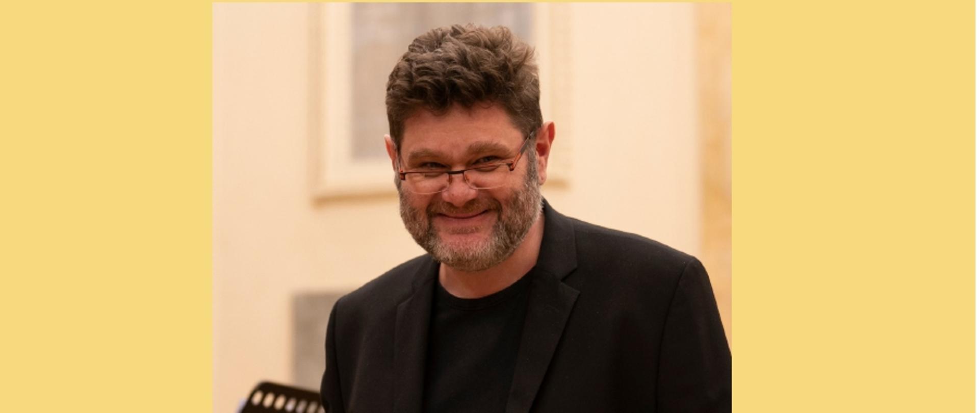 Tło żółto białe, po lewej stronie zdjęcie pana Zbigniewa Pilcha, napisane informacje dotyczące warsztatów muzyki barokowej. 