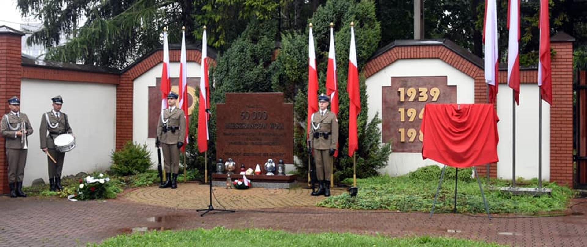 Na zdjęciu widoczni są żołnierze na Placu Męczenników Warszawskiej Woli