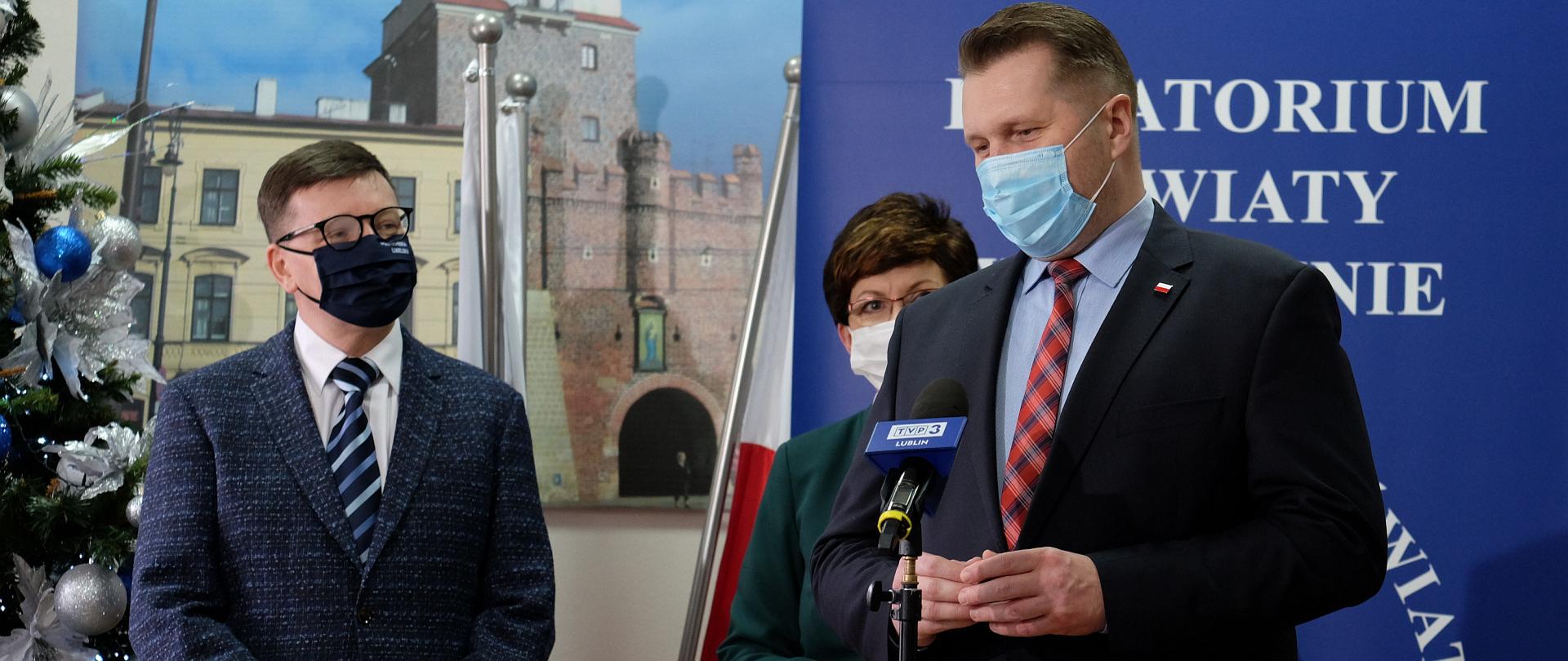 Minister Edukacji i Nauki Przemysław Czarnek, lubelska kurator oświaty Teresa Misiuk i Zbigniew Pater, rektor Politechniki Lubelskiej