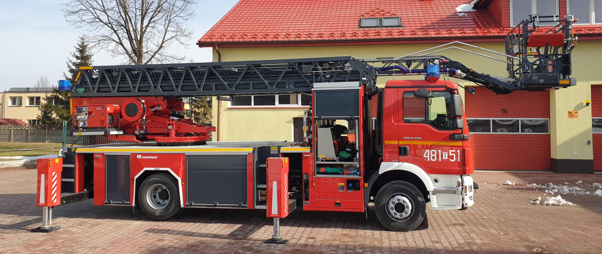 Na zdjęciu widzimy nowoczesny samochód marki Man z zainstalowaną na nim drabiną mechaniczną SH 30 firmy Rosenbauer.
