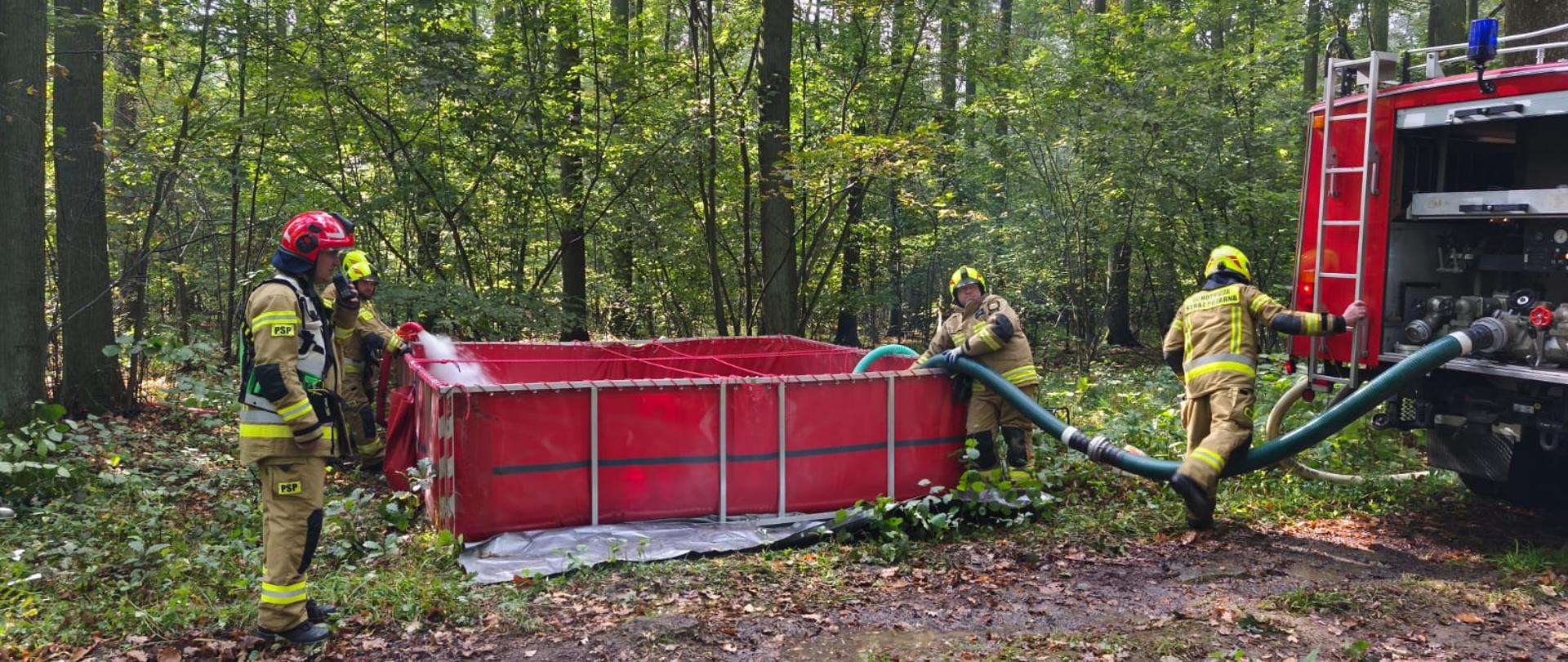 Zdjęcie przedstawia strażaków podczas ćwiczeń leśnych w miejscowości Niemysłowice w Nadleśnictwie Prudnik.
Na zdjęciu strażacy w mundurach bojowych podczas ćwiczeń