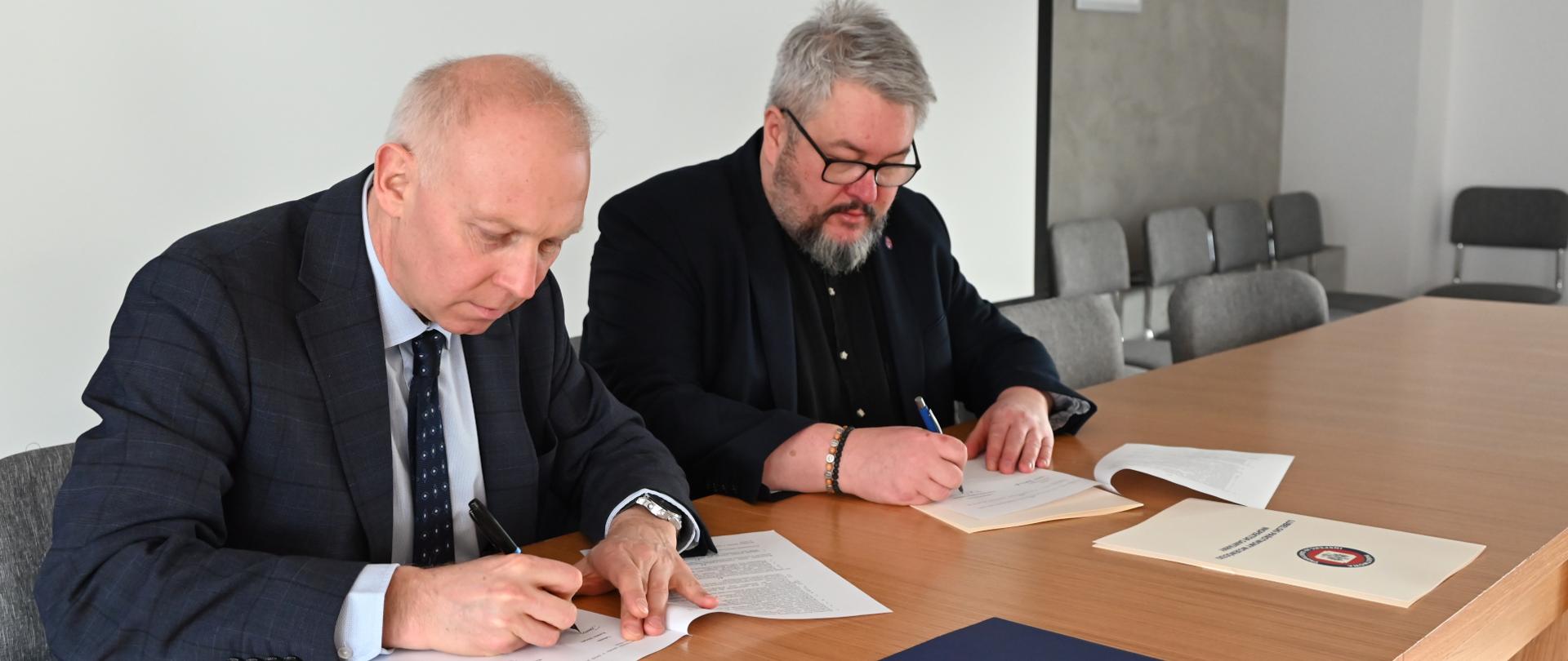 Podpisanie porozumienia o współpracy miedzy Lubelskim Państwowym Inspektorem Sanitarnym Piotrem Dreherem a Lubelskim Kuratorem Oświaty Tomaszem Szabłowskim