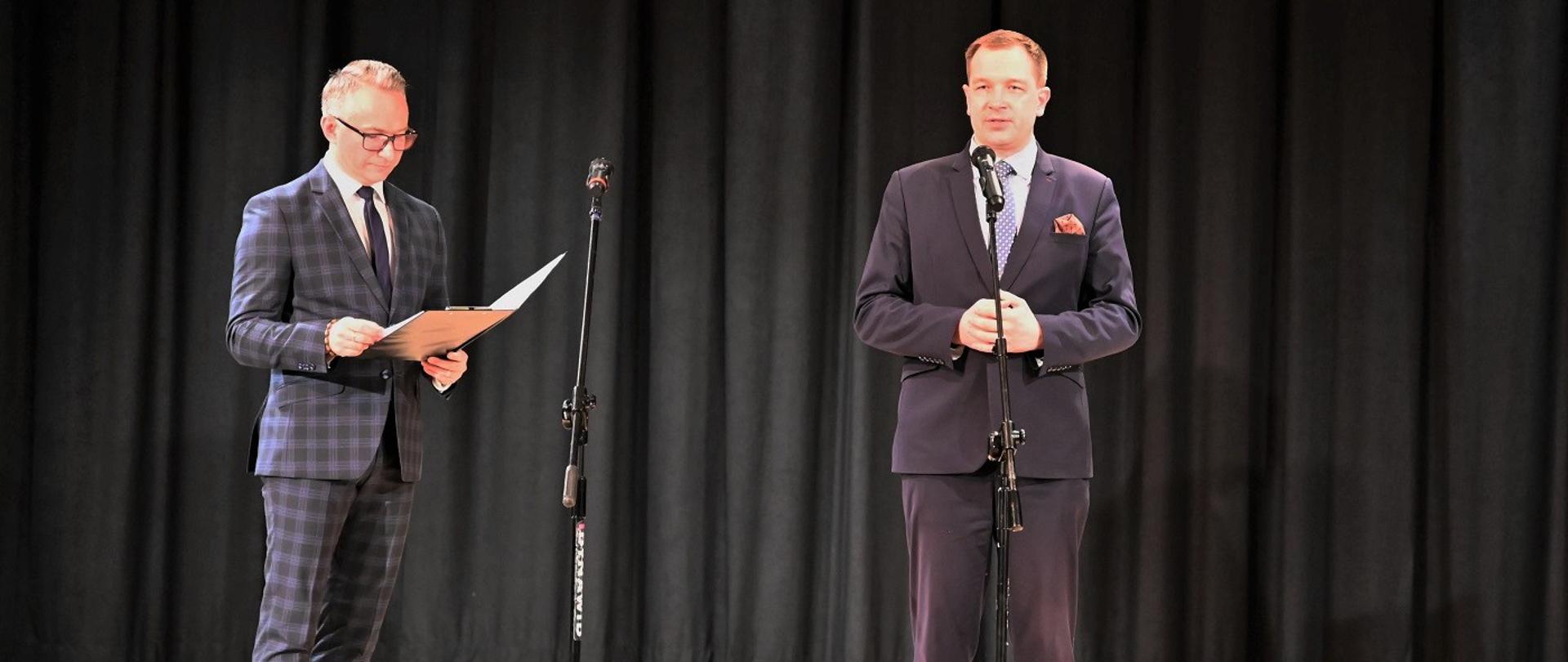 Wicewojewoda łódzki Piotr Cieplucha przemawia podczas wydarzenia 