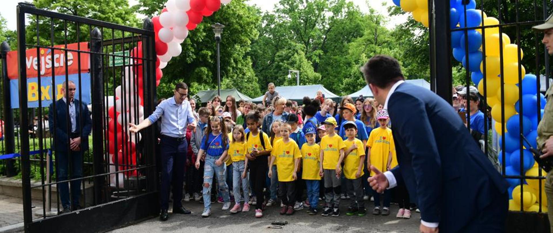 Dzieci czekające na otwarcie bramy