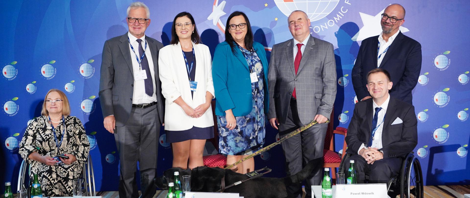 Grupa uczestników panelu pozuje do zdjęcia