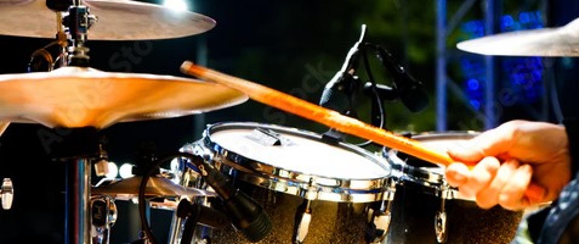 Zdjęcie przedstawiające muzyka grającego na perkusji