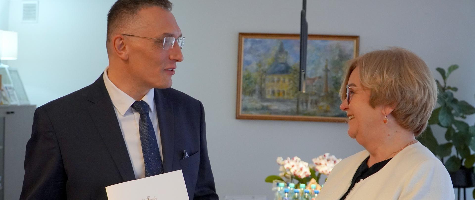 Zdjęcie przedstawia wojewodę podkarpackiego Teresę Kubas-Hul i konsultanta w ochronie zdrowia