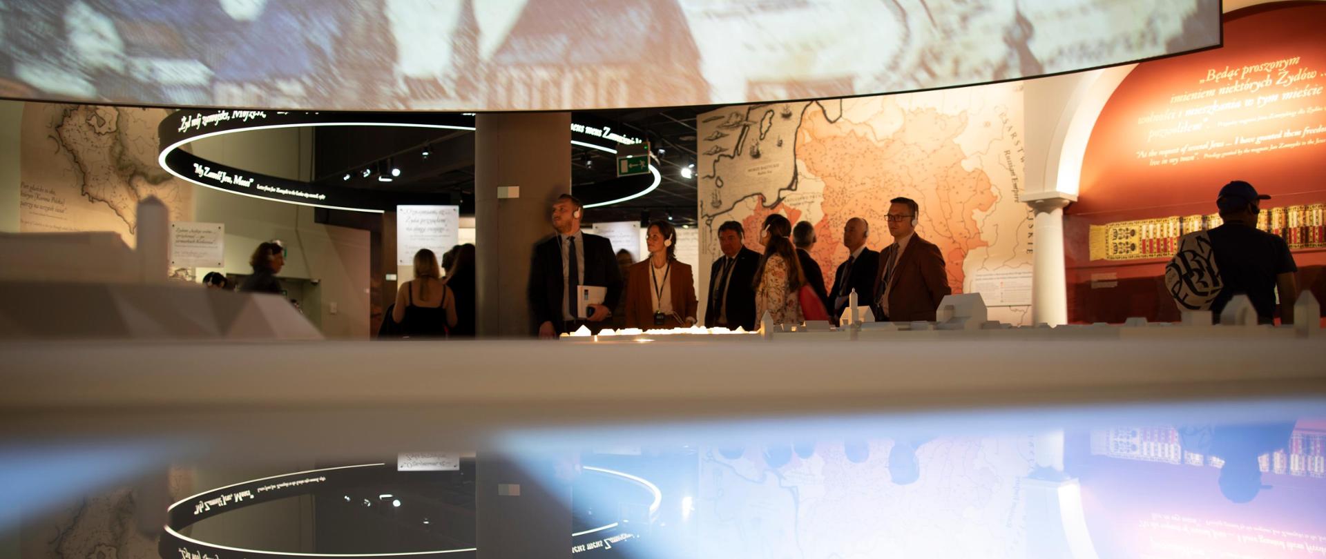 Wiceminister Konrad Wojnarowski spotyka się z wiceminister Marią Varteressian w Muzeum Polin