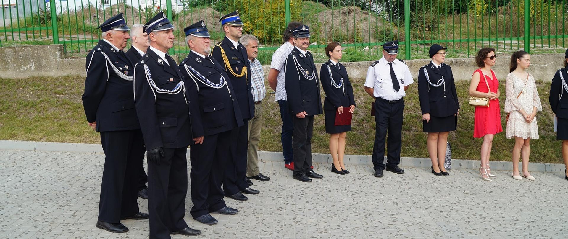 Na zdjęciu zaproszeni goście na uroczystość otwarcie nowej remizy ochotniczej straży pożarnej ratownik w Świeciu. Wśród zaproszonych starszy brygadier Piotr Tkaczyński Komendant Powiatowy Państwowej Straży Pożarnej w Świeciu.