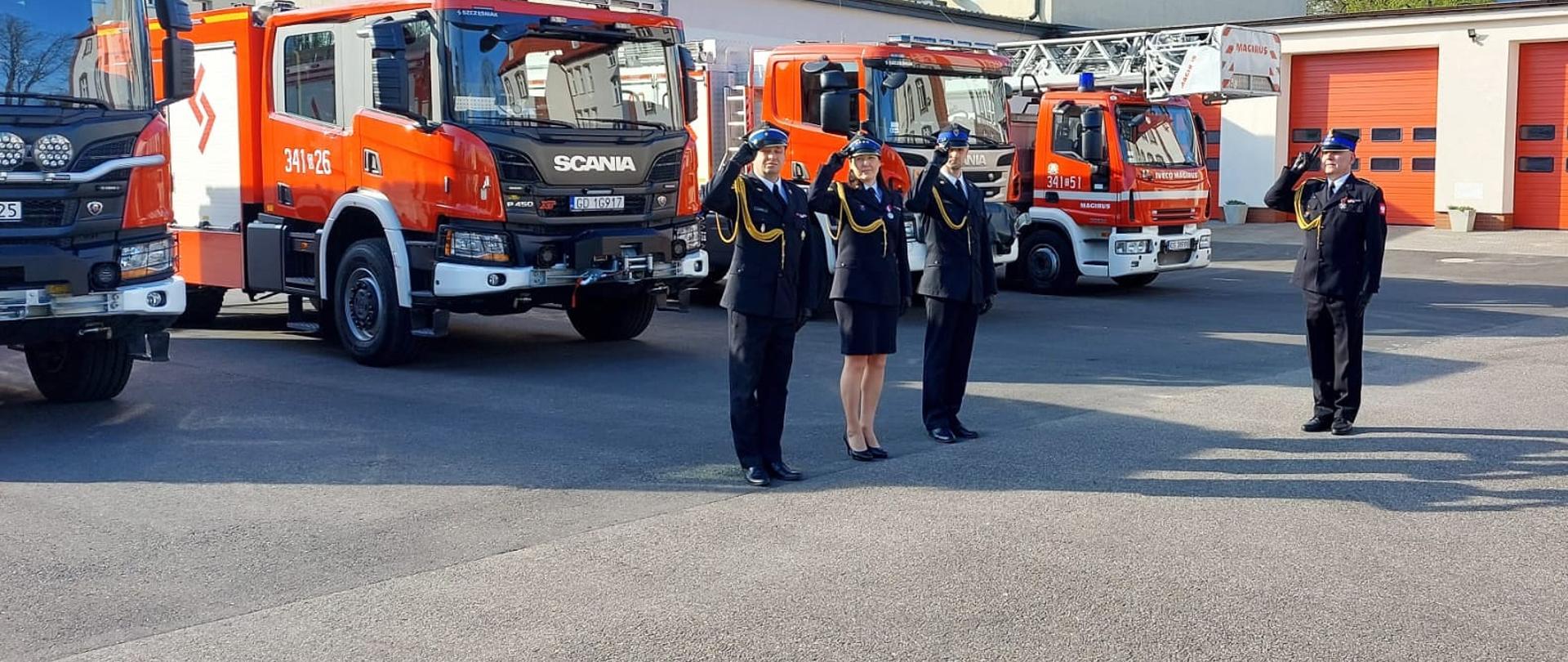 Zdjęcie przedstawia funkcjonariuszy KM PSP w Słupsku oraz strażaków z JRG 1, JRG 2, JRG 3 nieuczestniczących w uroczystej zbiórce z okazji Święta Flagi.