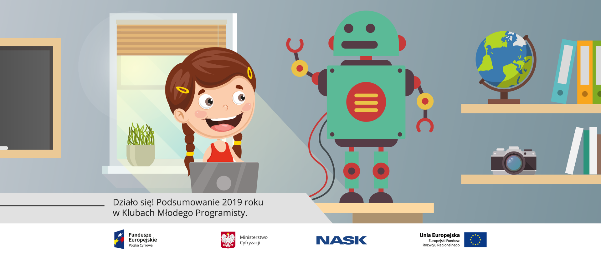 Pokój dziecięcy. Brzy biurku, na którym stoją laptop i robot, siedzi uśmiechnięta dziewczynka. Obok biurka wiszą półki, na których stoją globus, książki i aparat fotograficzny