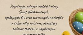 Życzenia z okazji Świąt Wielkanocnych, duży koszyk z pisankami malowanymi na dole strony, po prawej stronie dwa małe koszyki z pisankami w kropki i mały kurczak.