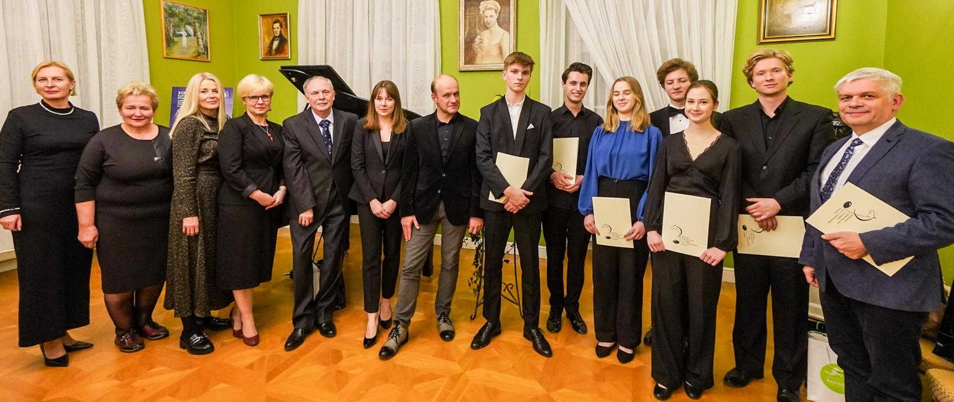 Laureaci, jurorzy i organizatorzy Festiwalu w sali koncertowej Pałacu Bronikowskich w Żychlinie