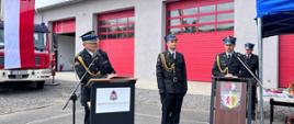 Zdjęcie przedstawia Komendanta Powiatowego PSP w Lwówku Śląskim st. bryg. Mariusza Mroza w trakcie przemówienia podczas uroczystości. Obok stojący dowódca uroczystości kpt. Bartosz Lisowski. 