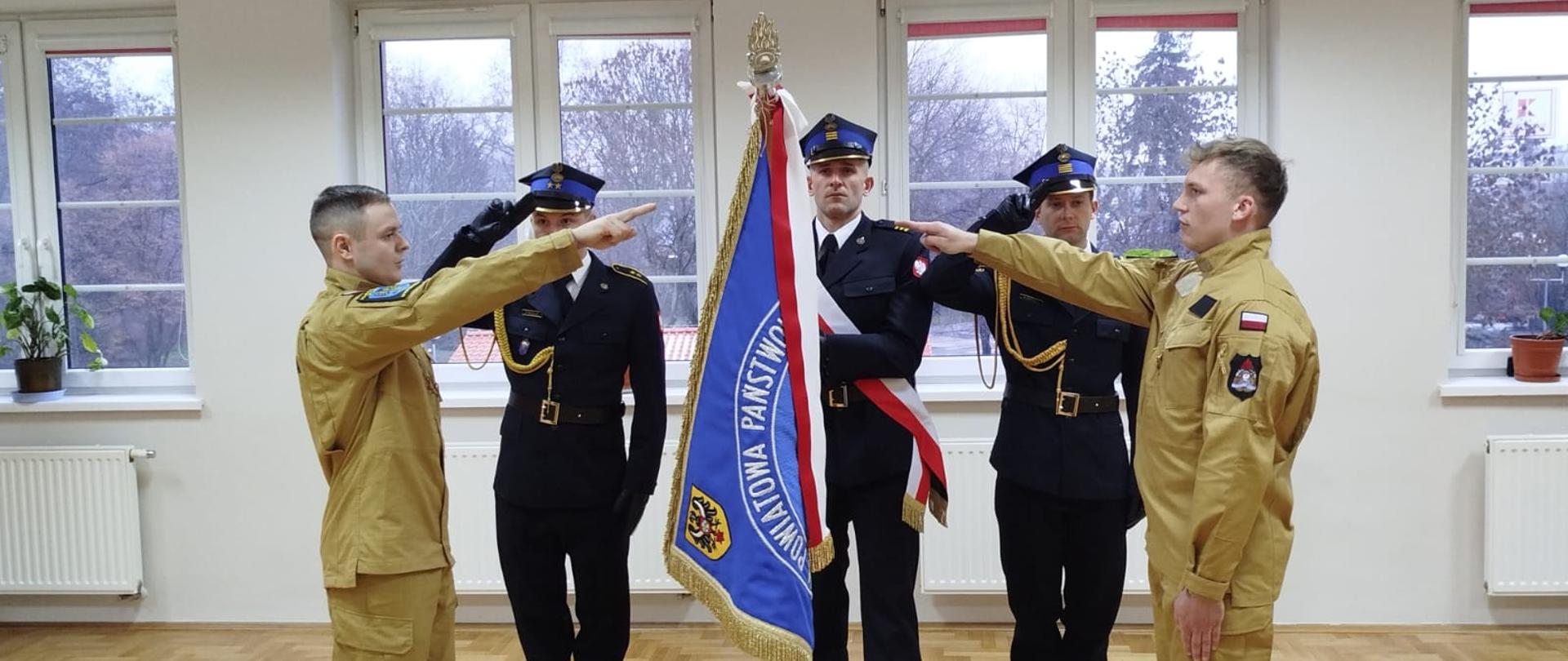 Strażacy podczas ślubowania na sztandar komendy Powiatowej Państwowej Straży Pożarnej w Namysłowie.