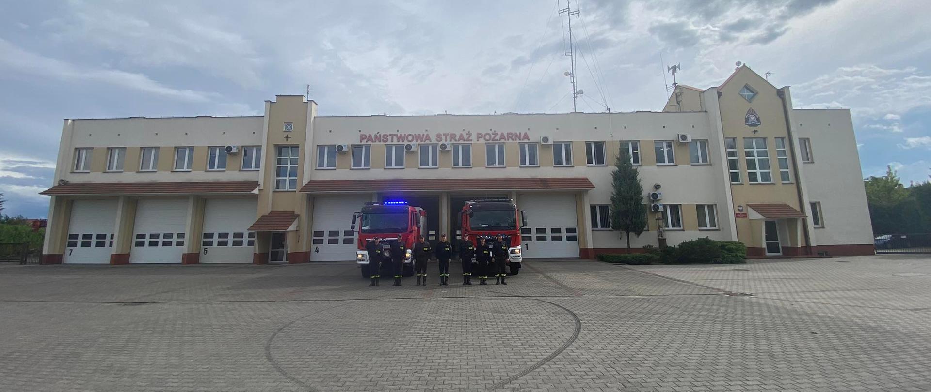 Strażacy oddają hołd przed siedzibą KPPSP w Jarocinie