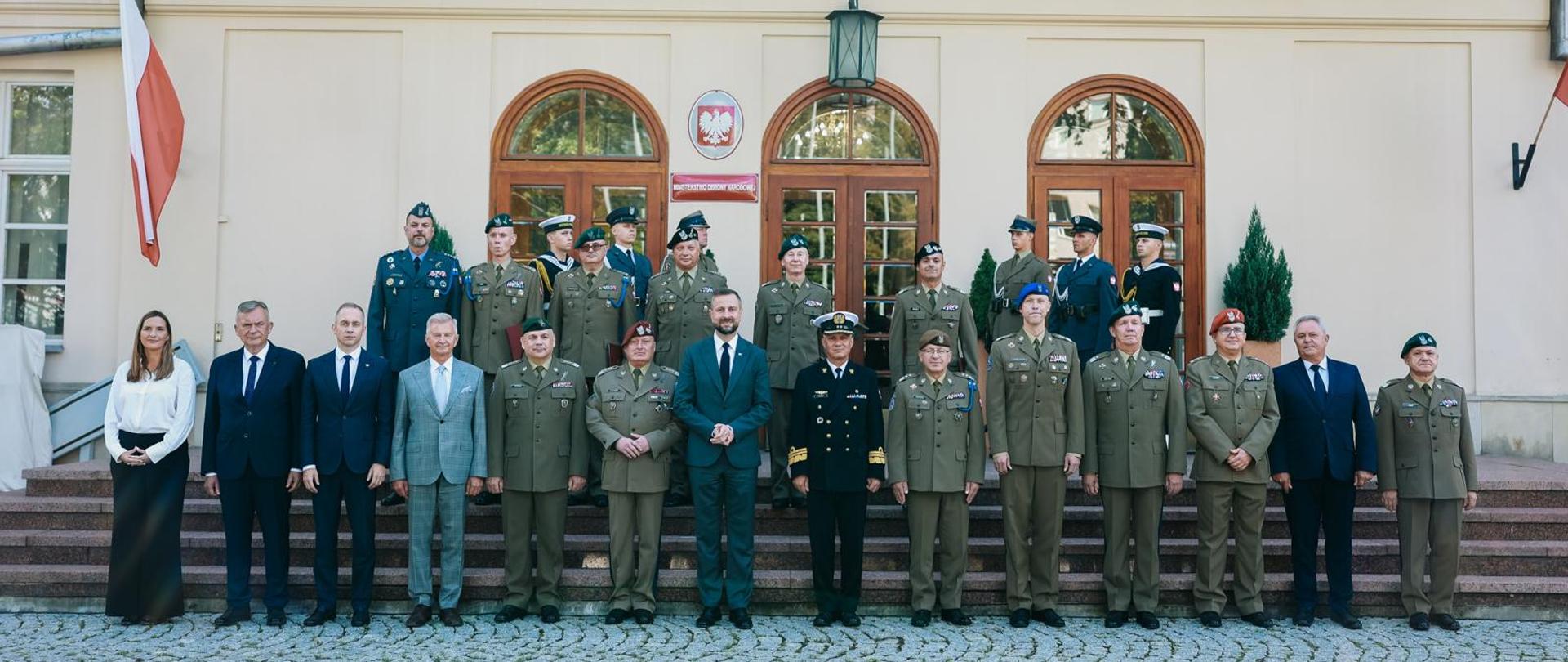 26 sierpnia w siedzibie Ministerstwa Obrony Narodowej w Warszawie, wicepremier - minister obrony narodowej Władysław Kosiniak-Kamysz wręczył oficerom Wojska Polskiego decyzje personalne o wyznaczeniu na nowe stanowiska służbowe w Siłach Zbrojnych RP oraz w strukturach międzynarodowych. 