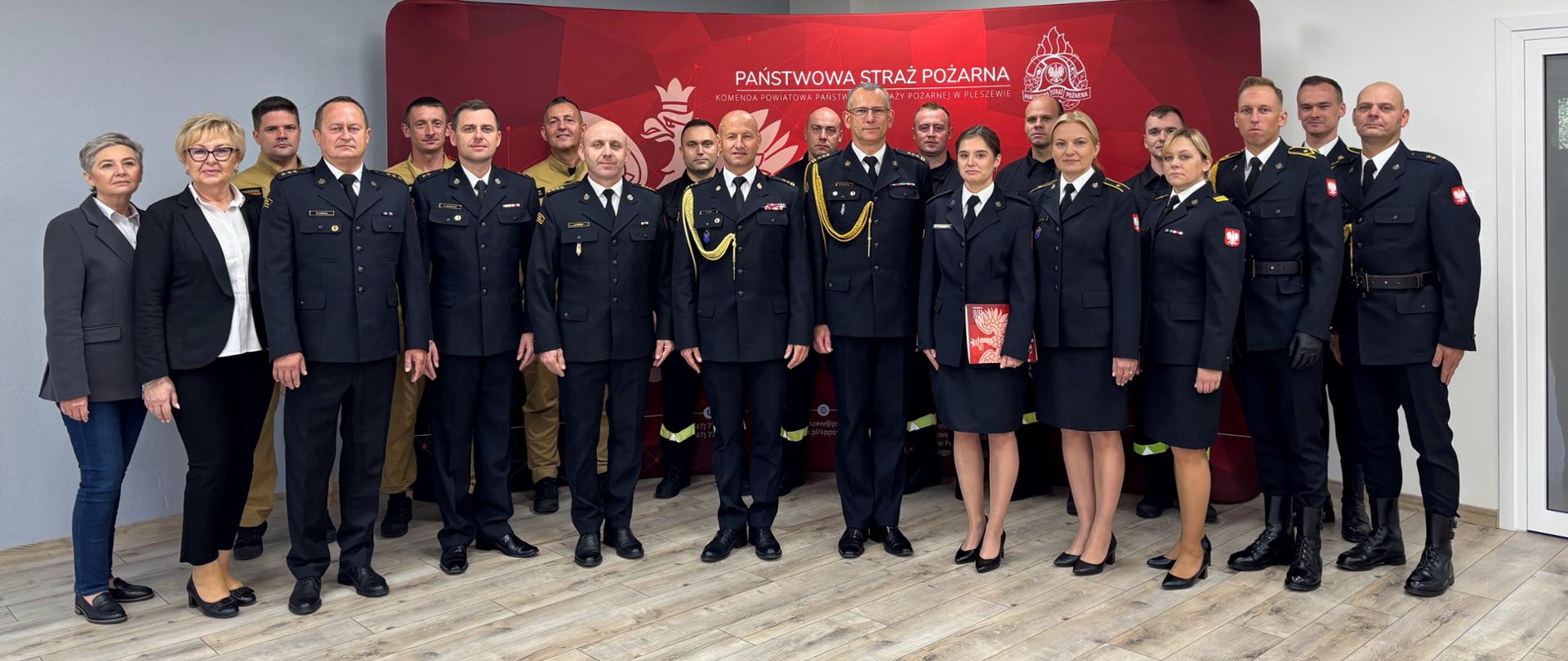 grupa osób w mundurach pozujących do zdjęcia 