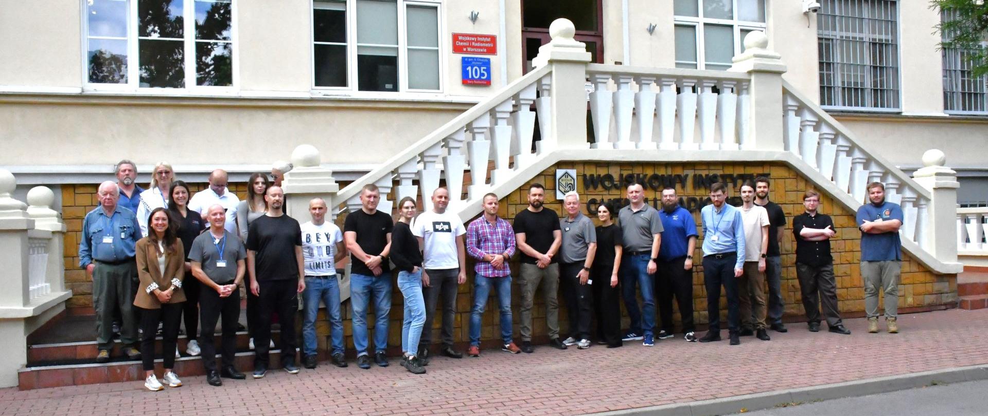 Uczestnicy szkolenia i wykładowcy na zdjęciu grupowym.