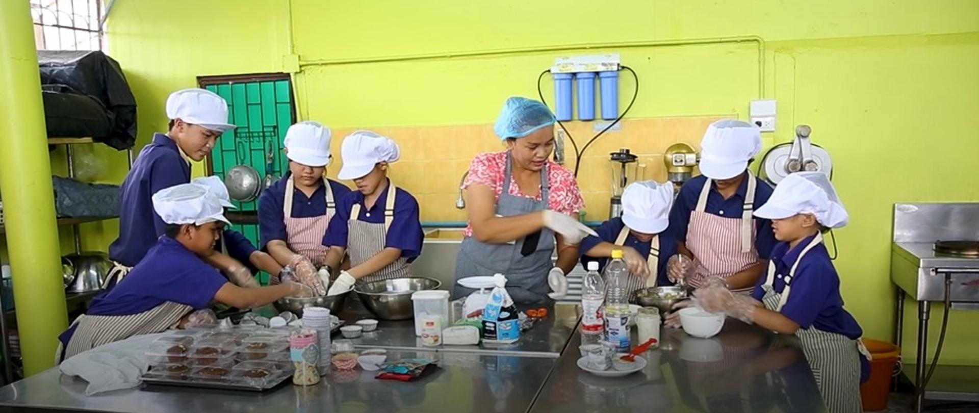 Dzieci uczą się pieczenia ciastek