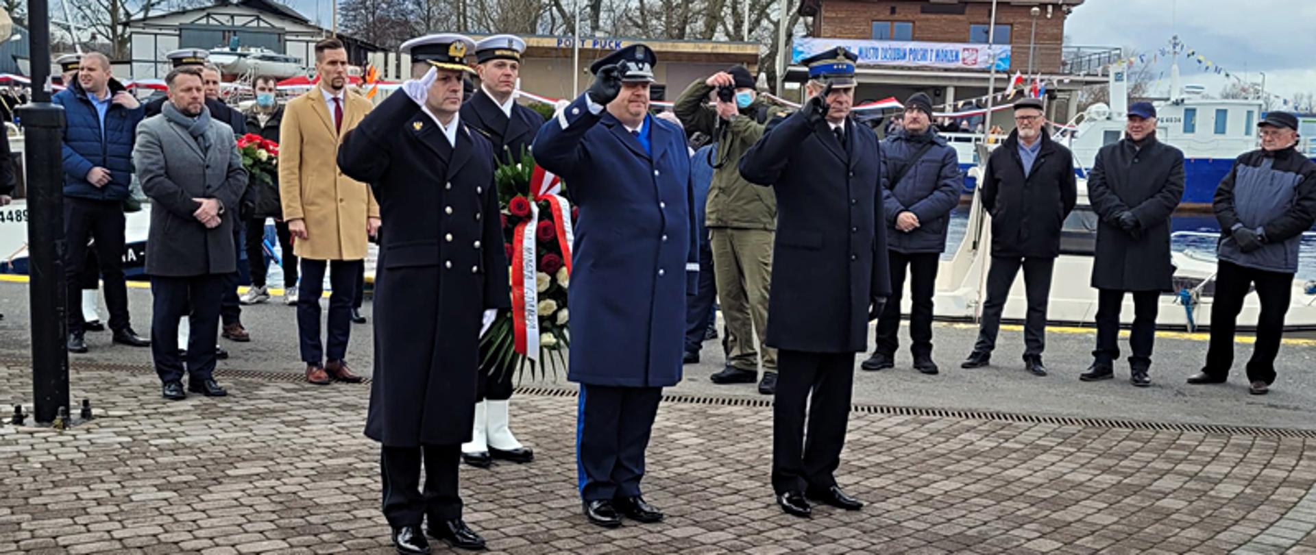 Funkcjonariusze Ministerstwa Spraw Wewnętrznych i Administracji oddają honor.