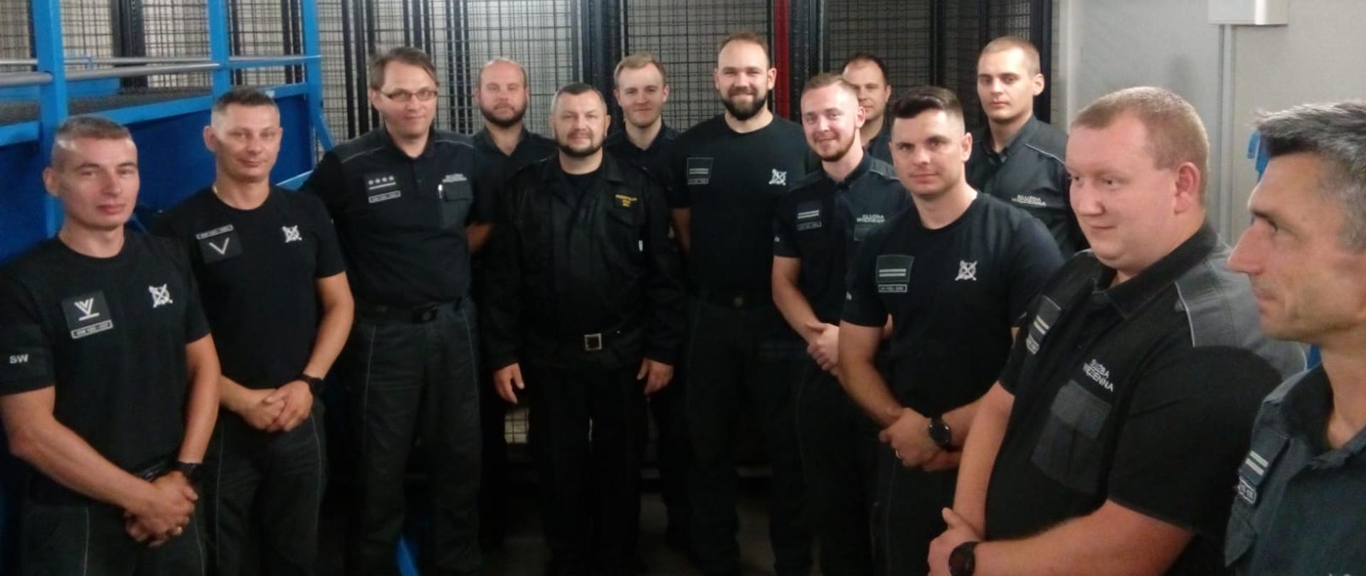 Zdjęcie przedstawia grupę ćwiczących w komorze dymowej.