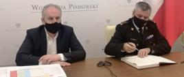 Zdjęcie przedstawia wojewodę pomorskiego Dariusza Drelicha oraz pomorskiego komendanta wojewódzkiego PSP st. bryg. Piotra Sochę.