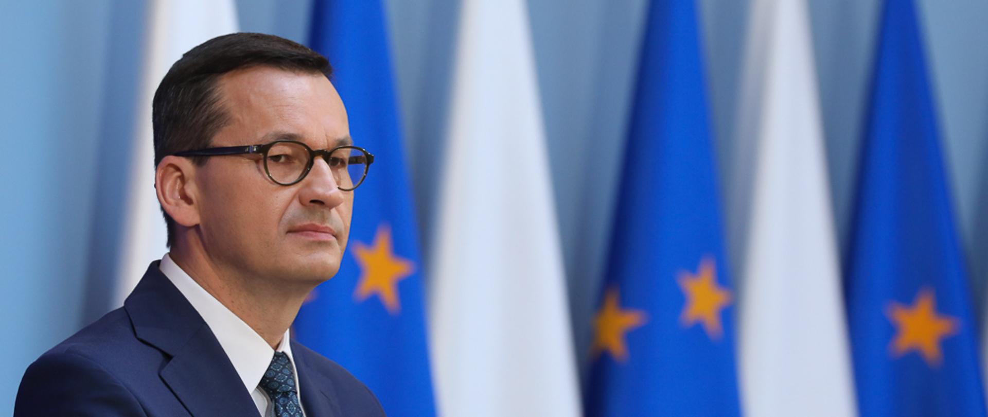 Premier na tle flag.