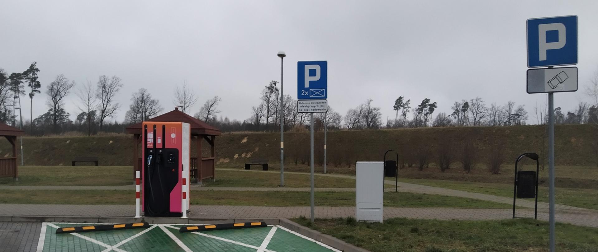 Na zdjęciu widać stację ładowania pojazdów elektrycznych na MOPie Jonas Północ w ciągu drogi ekspresowej S8.