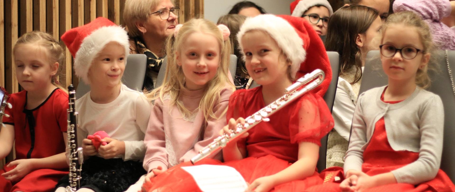 Uczniowie podczas koncertu Mikołajkowego.