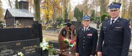 Na zdjęciu od lewej Wiceprezes Oddziału Powiatowego ZOPS RP w Pabianicach dh Kazimierz Manios oraz Zastępca Komendanta Powiatowego PSP w Pabianicach st. kpt. Jacek Karcz. Panowie stoją nad grobem zmarłego strażaka z okazji Dnia Wszystkich Świętych.