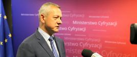 Minister Marek Zagórski udziela wywiadu dla telewizji.