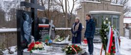 Wojewoda podlaski Jacek Brzozowski w towarzystwie wicemarszałek województwa podlaskiego Wiesławy Burnos składa kwiaty na grobie księdza Stanisława Suchowolca