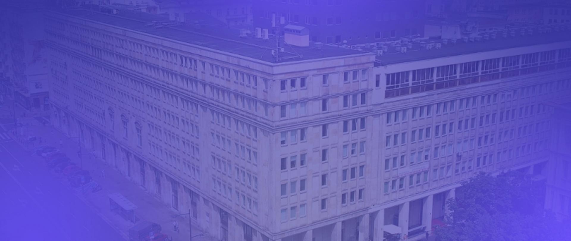 Na zdjęciu budynek GUNB w niebieskiej poświacie.