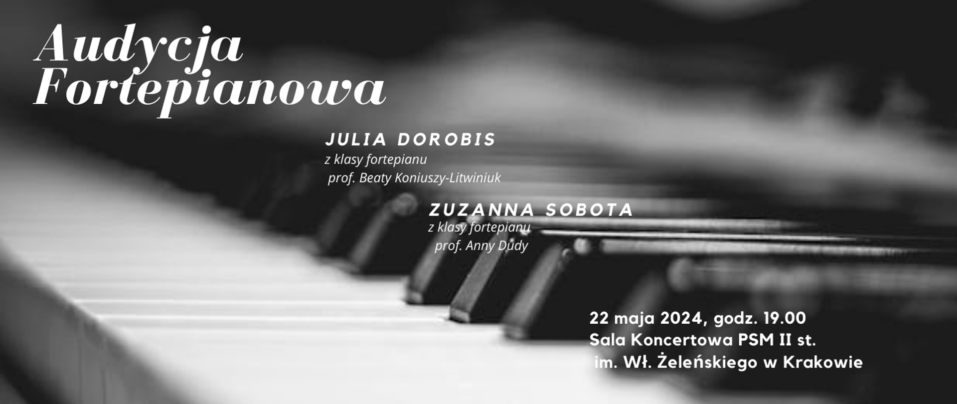 w tle klawiatura fortepianu w lewym górnym rogu napis informujący o audycji fortepianowej poniżej w linii ukośnej wykonawcy oraz data i miejsce wydarzenia w kolorze białym