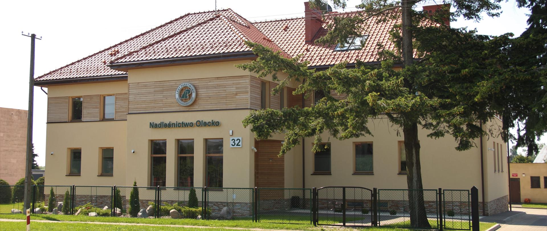 Zdjęcie przedstawia siedzibę Nadleśnictwa Olecko w porze lata
