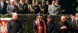 Na zdjęciu widoczni są księża oraz strażacy. Ksiądz święci nowy sztandar jednostki Ratowniczo-Gaśniczej.
