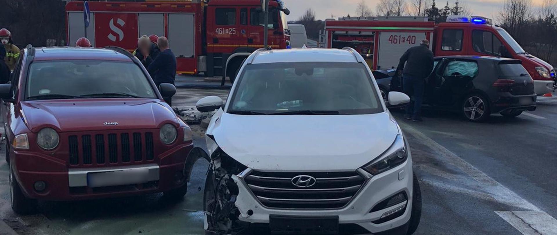 Miejsce zdarzenia widoczne uszkodzone pojazdy oraz pojazdy ratownicze.