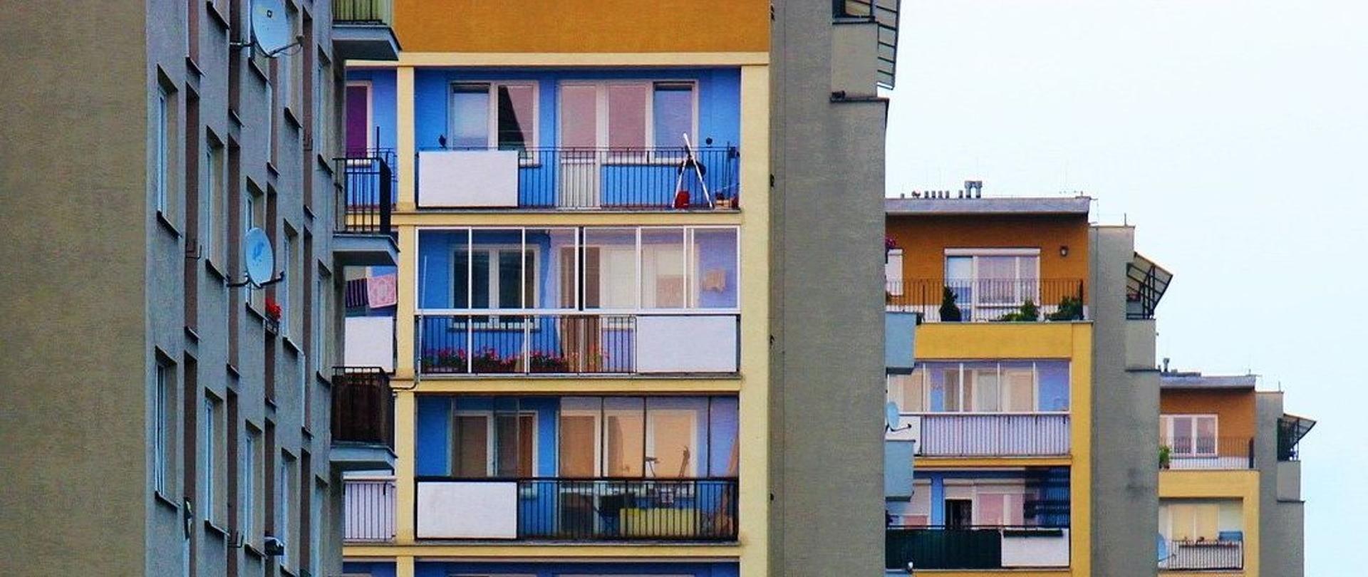 Widok bloków mieszkalnych z balkonami jako ilustracja komunikatu o kontrolach okresowych budynków.