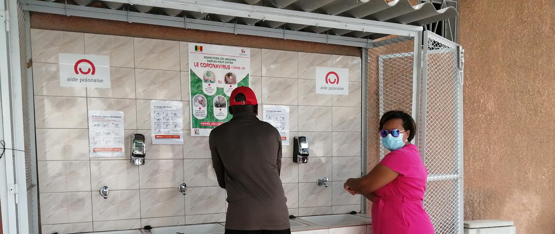 przychodnia St. Laurent, umywalnia przed przychodnią St Laurent/ Autor: Anna Haris, październik 2020,