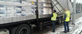 Inspektor lubuskiej Inspekcji Transportu Drogowego kontroluje ciężarówkę przewożącą towar niebezpieczny (ADR).